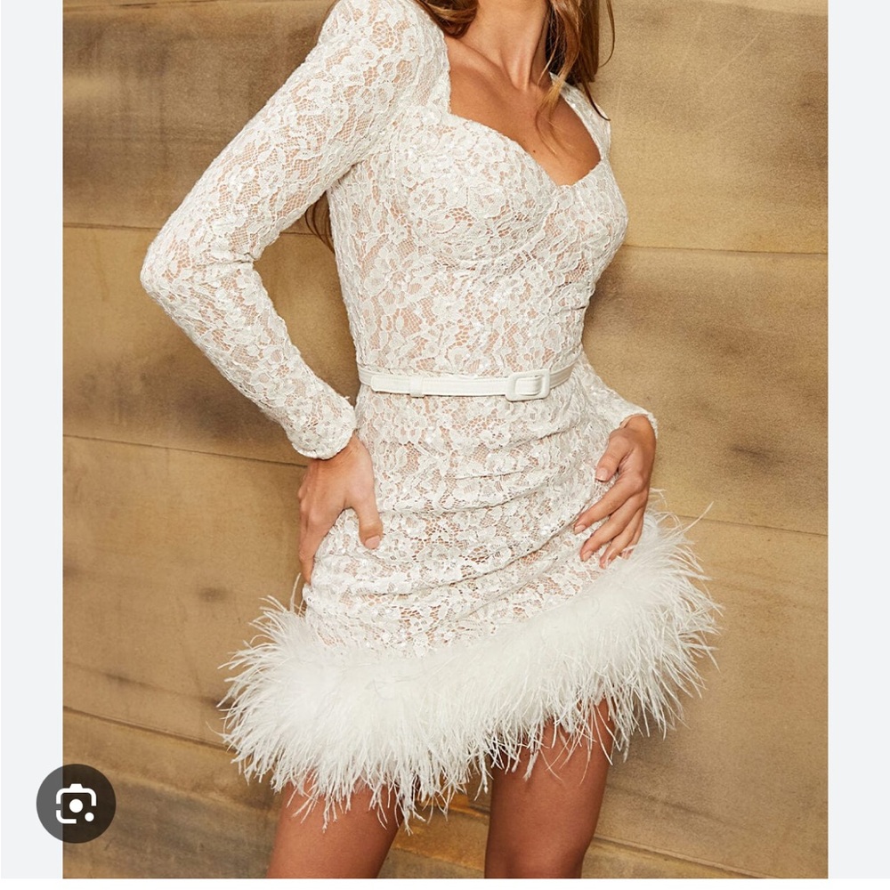 white evening dress with feathers ! Bridal photoshooting dress